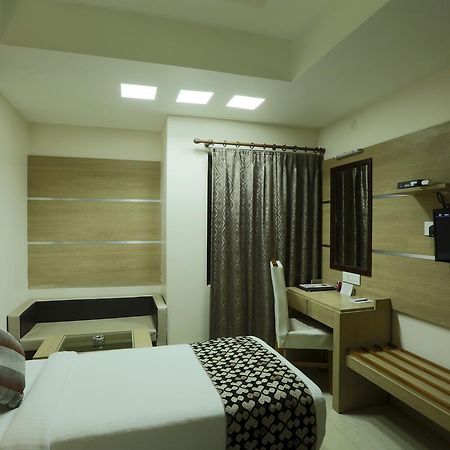 Hotel Sj International Гувахати Экстерьер фото