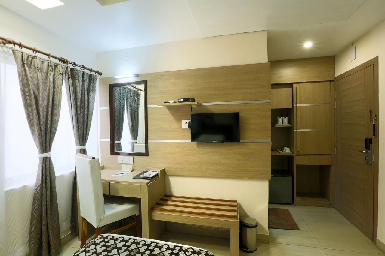 Hotel Sj International Гувахати Экстерьер фото
